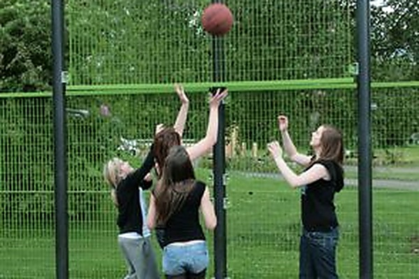 proludic-pista-polideportiva-partido-de-baloncesto