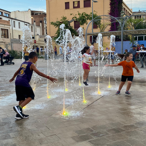 Fuentes transitables modulares en circuito cerrado y juegos hídricos urbanos TUYO Aqua