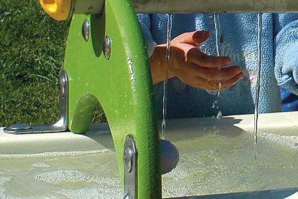 detalle-panel-de-agua-con-surtidores-juego-infantil