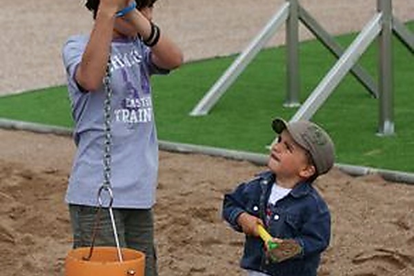 juego-de-agua-con-cubo-y-estructura-infantil