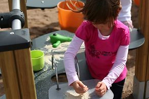 mesa-infantil-de-agua-y-arena-en-parque