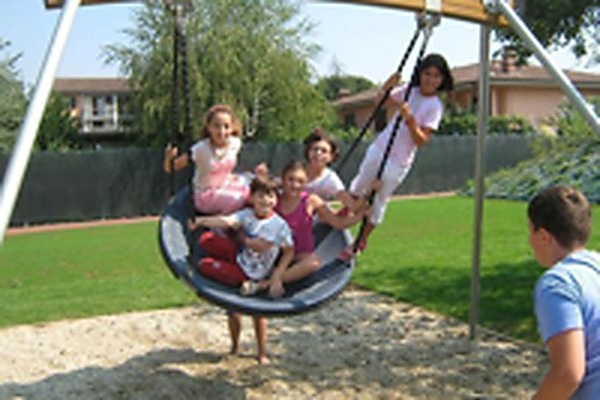 columpio-nido-circular-con-varios-ninos-j440