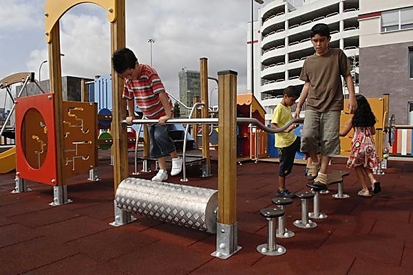 juego-de-equilibrio-con-plataformas-y-rodillo