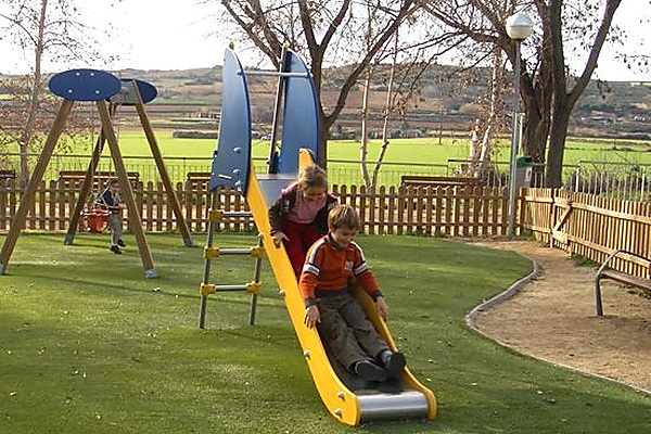 tobogan-infantil-amarillo-azul-en-parque-j1054